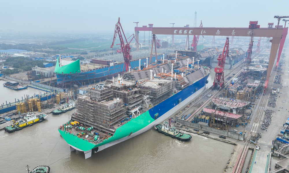 3月24日，中国船舶集团有限公司旗下沪东中华造船（集团）有限公司中船长兴造船基地2号船坞实现2艘17.4万立方米大型液化天然气（LNG）运输船同日出坞、2艘17.4万立方米LNG运输船半船起浮等重大节点。这不仅是中国造船企业首次呈现4艘17.4万立方米级LNG运输船同坞建造，也标志着沪东中华LNG运输船建造开启“加速度”模式，LNG产能倍增战略进入全新阶段。