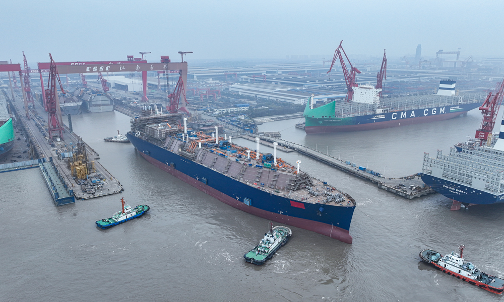 此次一同出坞的2艘LNG运输船中，其中1艘是沪东中华按照世界最新设计理念自主研发设计的第五代船型，其总长299米，型宽46.4米，型深26.25米；采用最新一代的双艉鳍线型，搭载多项低碳节能技术，与上一代LNG运输船相比，单日航行碳排放可减少10吨以上，货舱装载率更高，每个航次可多装载800立方米LNG。该型船可高效适配多元化航线的各种运营要求，通达全球各大洲120个LNG岸站，具有卓越的全球通用性。截至目前，沪东中华手持该型船订单30多艘，累计订单逾50艘，交付期已安排至2028年，成功跻身全球大型LNG运输船建造第一方阵。