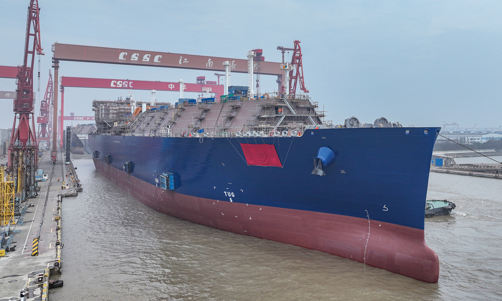 基于饱满的手持订单，为了进一步提升大型LNG运输船的建造速度和效率，沪东中华首次实施2艘整船、2艘半船同坞并列半串联建造新模式并取得成功。这对该公司挖掘潜力，进一步释放LNG运输船建造产能，保持全球LNG运输船建造领域的优势地位具有重要意义。据了解，此次承担建造任务的2号船坞长510米、宽106米、深11.6米，面积相当于5个标准足球场，能完全满足2艘大型LNG运输船整船、2艘大型LNG运输船半船的并列半串联建造需求。
