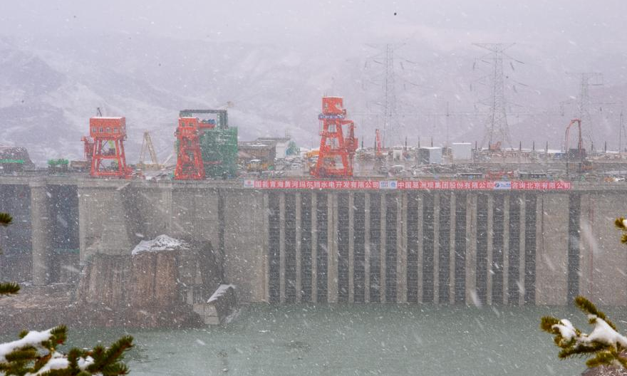 3月24日，青海公司玛尔挡水电站迎来瑞雪，玛尔挡水电站3283平台建设现场依旧如火如荼。