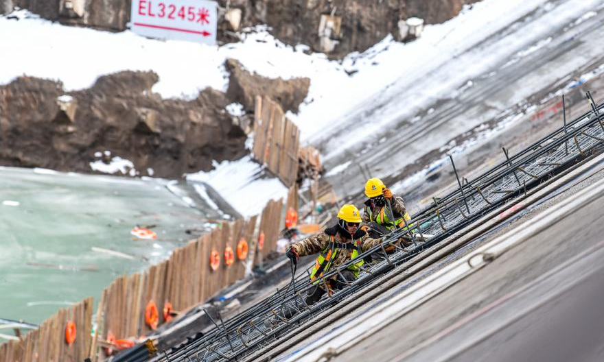 3月24日，青海公司玛尔挡水电站施工人员冒雪绑扎钢筋。