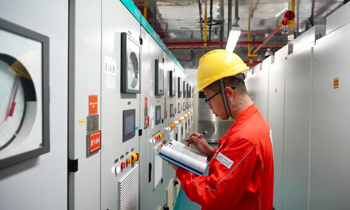在“绿电”的加持下，中国海油作业人员记录设备运行状态。