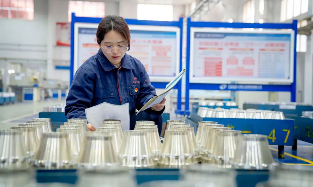 江南工业集团科研人员对照装配工艺技术，解决生产过程中出现的工艺技术难题。