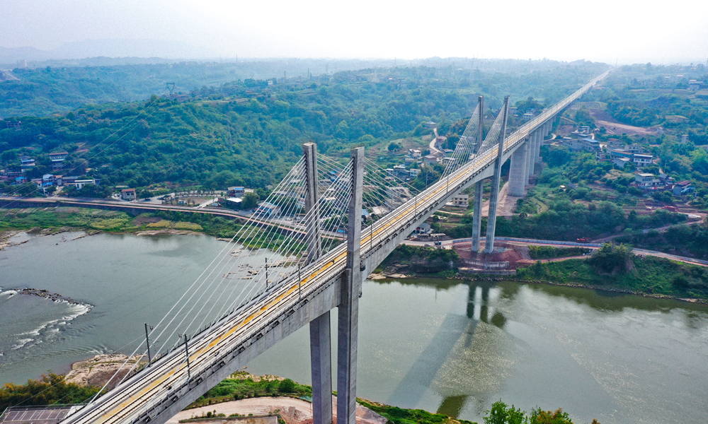 4月15日，中国中铁旗下中铁四局承建的国内首座双柱式V型桥塔高铁桥——渝昆高铁泸州沱江特大桥进入静态验收阶段。