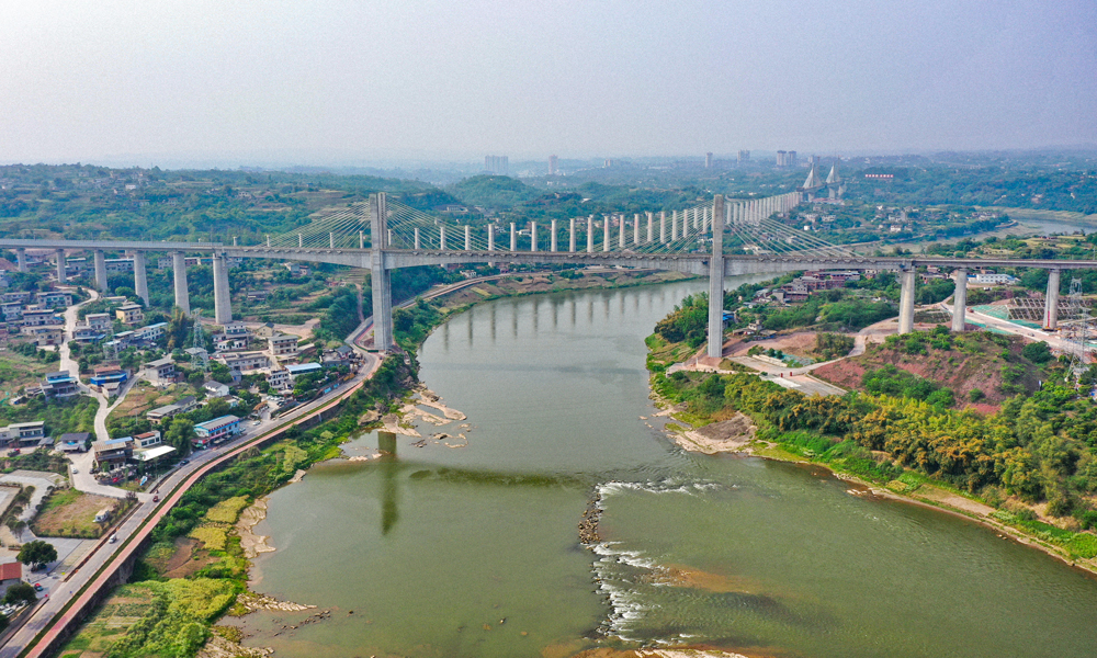 该桥为渝昆高铁（渝宜段）重点控制性工程之一，位于四川省泸州市龙马潭区、江阳区交界处，全长2613.315米，宽13米，为国内高速铁路首次采用双柱式V型桥塔及空间扇形索面斜拉索的斜拉桥，于2021年2月开工建设，2023年4月合龙。项目负责人介绍，工程静态验收结束后，将进行动态验收、联调联试、动态检测及运行试验等，预计下半年具备开通运营条件。