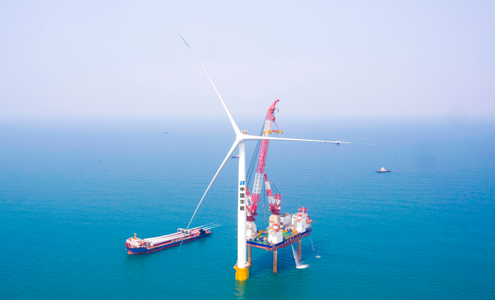 4月28日，随着1号风机主机偏航、变桨及对接动作的完成，最后一支叶片与机舱成功对接，中国华能临高海上风电场项目首台10兆瓦风电机组完成安装，标志着海南省首个开工的海上风电项目进入批量化、大规模安装阶段。