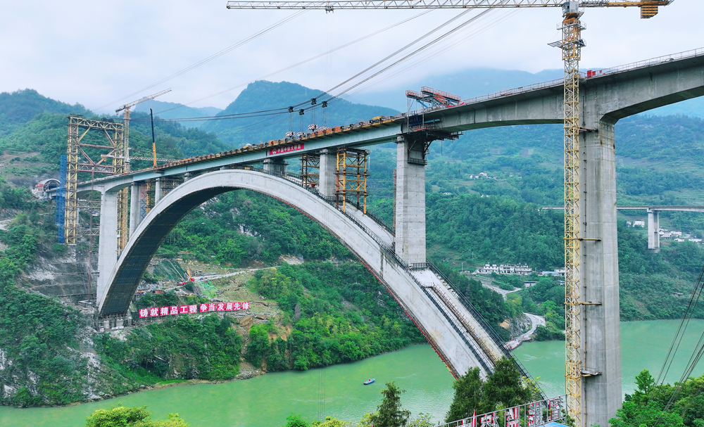 近日，中国中铁旗下中铁大桥局承建的渝湘高铁重庆至黔江段黄草乌江双线大桥合龙，标志着大桥主体结构全部施工完成。