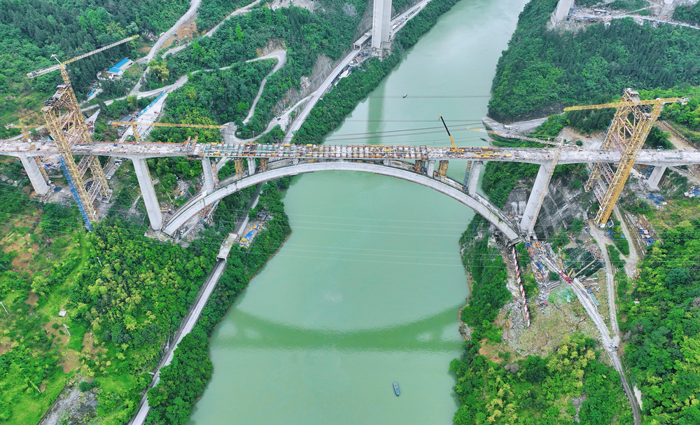 该桥是渝湘高铁重黔段重难点工程，位于重庆市武隆区江口镇境内，全长593.65米，主桥为主跨275米上承式劲性骨架内压外包钢筋混凝土拱桥。大桥施工具有复合式基础结构作业技术难度大、大型吊装作业风险大、高铁无砟轨道拱桥技术标准要求高等特点。