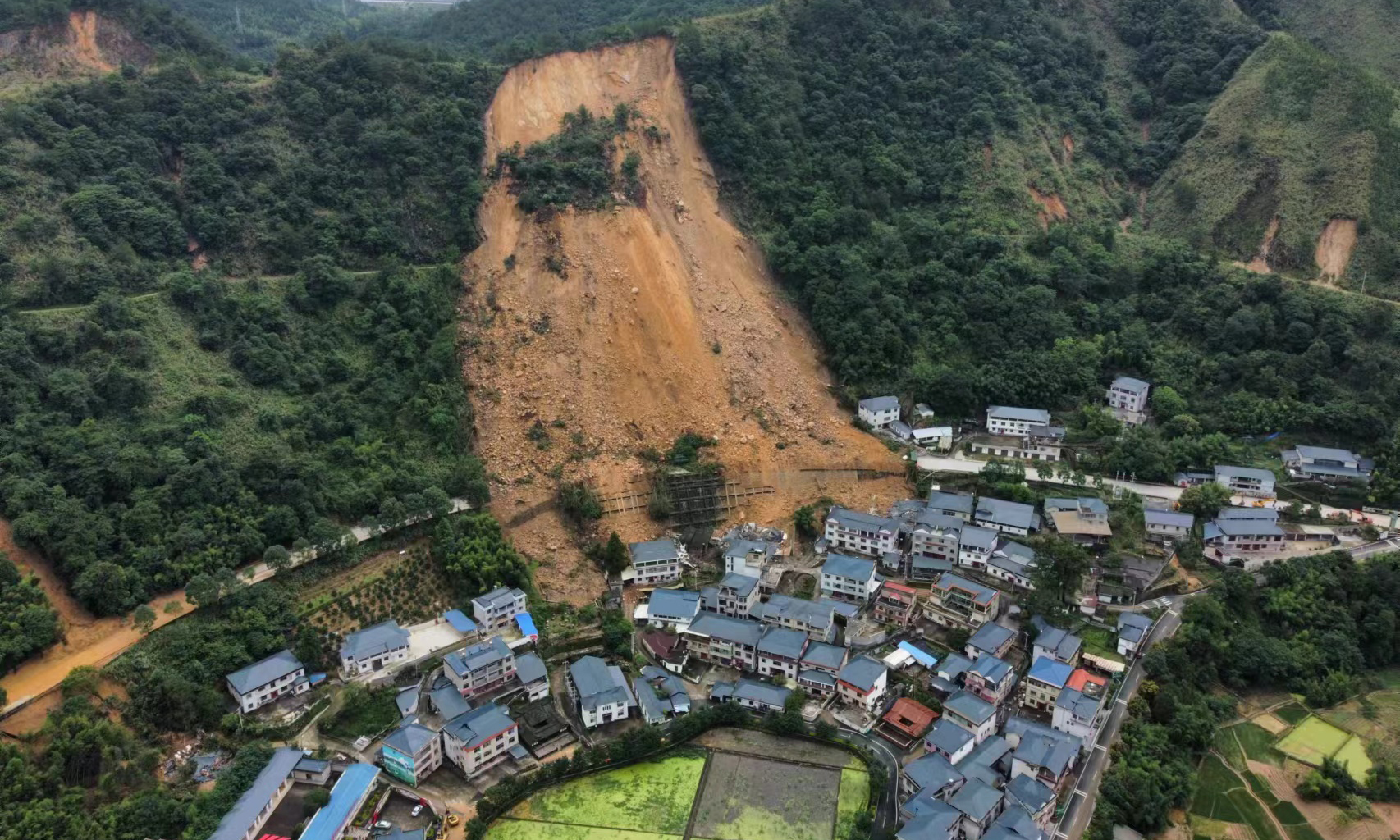 6月16日，福建省龙岩市持续暴雨，部分地区防指启动防暴雨I级应急响应，多地受灾严重，出现山体滑坡。6月17日晚，中国安能厦门救援基地出动人员27人、14台（套）救援装备紧急机动前往福建龙岩抢险。图为受灾现场。