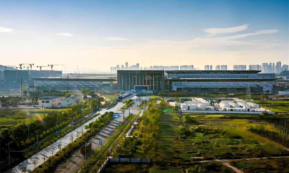 近日，由中国建筑旗下中建四局承建的浙江最大新一代会展综合体——杭州大会展中心一期项目正式竣工交付，将在今年9月迎接第三届全球数字贸易博览会“搬家入住”。项目占地面积35.3万平方米，建筑面积约64.32万平方米，建设内容包括8个钢结构展厅、1个中央廊道以及东、西两个登陆大厅，设置标准展厅、会议中心、商业配套、办公设施等多种功能。其中净展面积约15.5万平方米，可设置5900个标准展位，规模浙江省第一、全国第五。