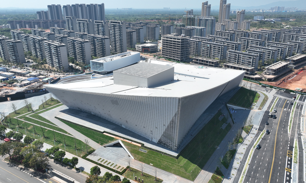 近期，中国建筑一批重点项目竣工。图为由中国建筑旗下中建三局承建的怀化国际陆港智慧冷链数字化物流中心项目，位于湖南省怀化市，总建筑面积11.13万平方米。项目建成后将发挥通道节点和物流平台优势，形成以现代物流业、国际商贸服务临港，制造“两主一特”的产业体系，助力促进怀化市经济发展。