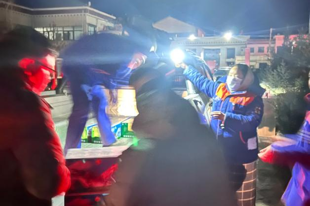 1月7日16时，中国能建易普力（西藏）工程有限公司救援队购置军用棉被260床，于1月8日9时从拉萨出发前往日喀则；中国能建葛洲坝集团救援队购置矿泉水、方便面、面包等物资，于1月8日9时赶赴现场，尽最大努力保障灾区群众基本生活需求，为定日县抗震救灾工作贡献能建力量。