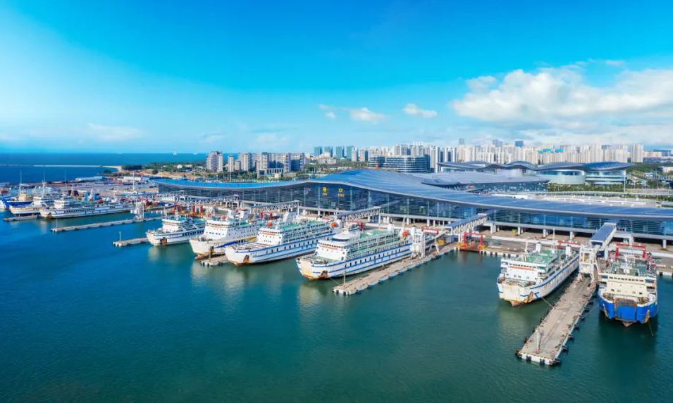 2025年春运大幕已拉开，琼州海峡作为通往海南自贸港的重要通道，今年将继续迎来客流高峰。据预测，中远海运将在湛江、海口两地的新海港、徐闻港、秀英港、海安新港运输进出岛车辆101万辆次、旅客408万人次。图为近日拍摄的新海港全景。