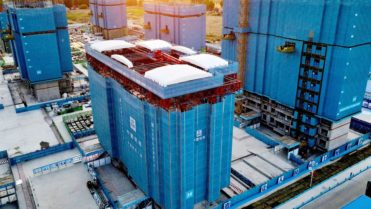 中国建筑青岛黄埠岭片区棚户区改造项目，采用“天蝉”群体智能施工机器人系统，可实现1小时顶升一层，5天建设一层楼，首创分布式智能施工系统，实现“零”压力智能作业模式为住宅建设提质增效。