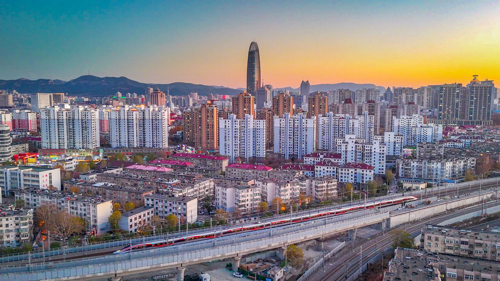 新春开工以来，中国中铁广大工作人员坚定信心、干字当头，保质量、保安全、保工期，全力以赴推进各项基础设施建设，奋力争取一季度“开门红”。图为中铁十局承建的济南站至大明湖站新建胶济三线工程开通现场。该工程为新建郑州至济南铁路濮阳至济南段项目部分工程，线路自济南站东咽喉起，并入大明湖站，全长1.182公里。