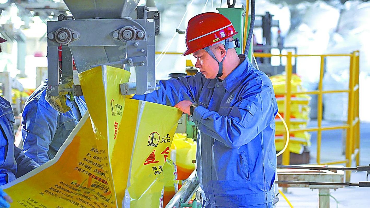 南化永大公司严抓红三角牌复合肥生产，通过优化生产工艺、加强质量检测、严格仓储管理等措施，确保每一袋产品都是高标准。图为工作人员抽样检测产品质量。