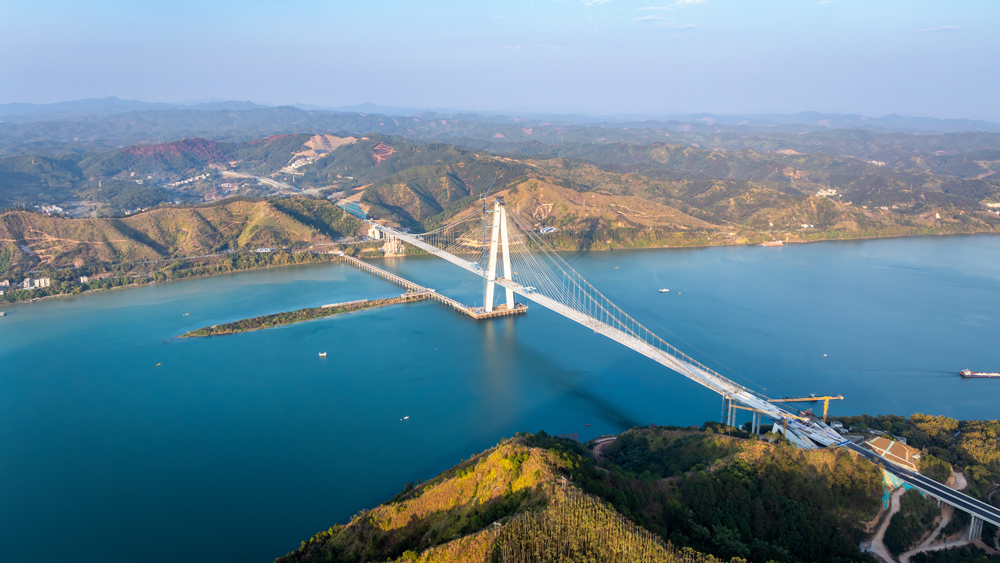 近日，中交集团所属二公局承建的广西平岑高速藤州浔江大桥主桥合龙。
