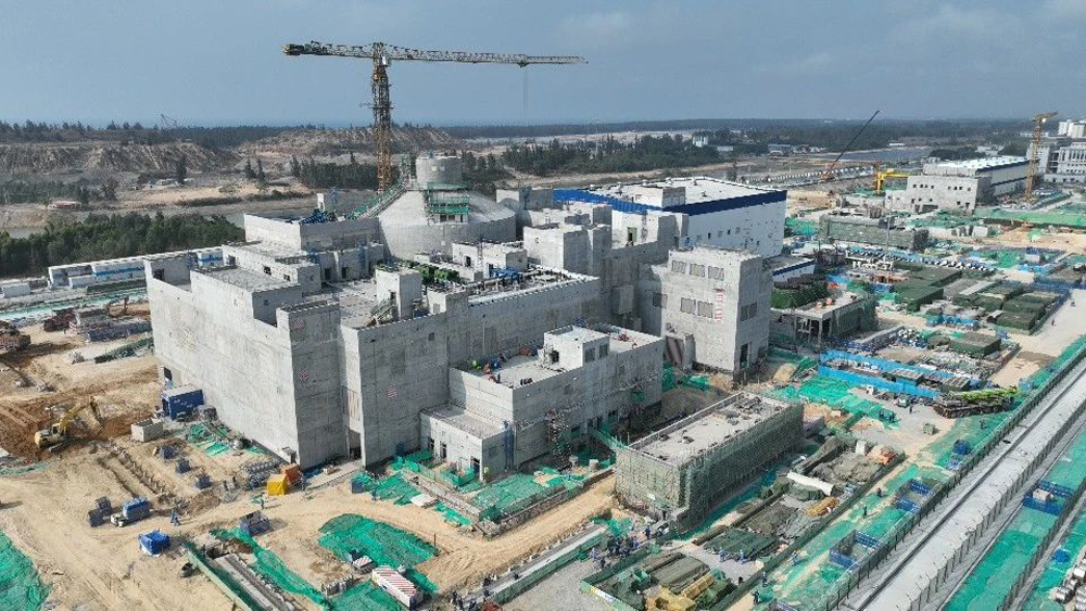 近日，全球首个陆上商用模块式小型堆——中核集团海南昌江多用途模块式小型堆科技示范工程“玲龙一号”首台主泵成功就位，这进一步彰显了我国在新型核能系统设计、高端装备制造及复杂工程协同管理上的综合实力，对巩固我国在小堆国际竞争中先发优势、形成我国模块式小型堆先进品牌具有重要意义，为该工程后续冷试等关键节点提供了有力保障。