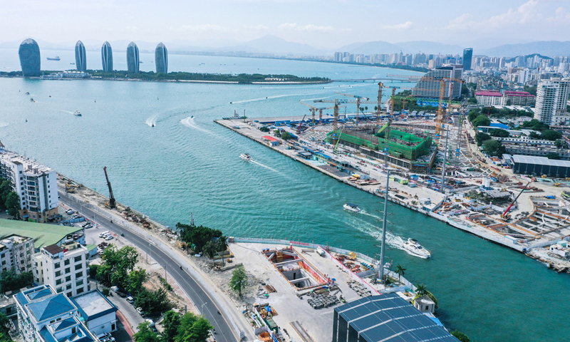 近期，海南自贸港重点项目——三亚河口通道工程项目提速推进，该项目是海南三亚首个水下隧道工程，由中铁二十局承建，隧道总长度3.118千米。图为5月5日拍摄的三亚河口通道工程项目现场（无人机照片）。新华社记者 赵颖全 摄