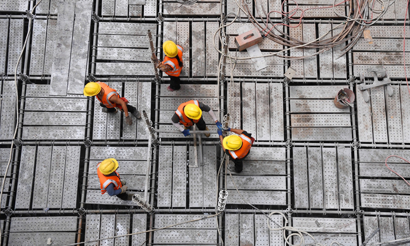 5月5日，工人在三亚河口通道工程项目现场施工。新华社记者 赵颖全 摄