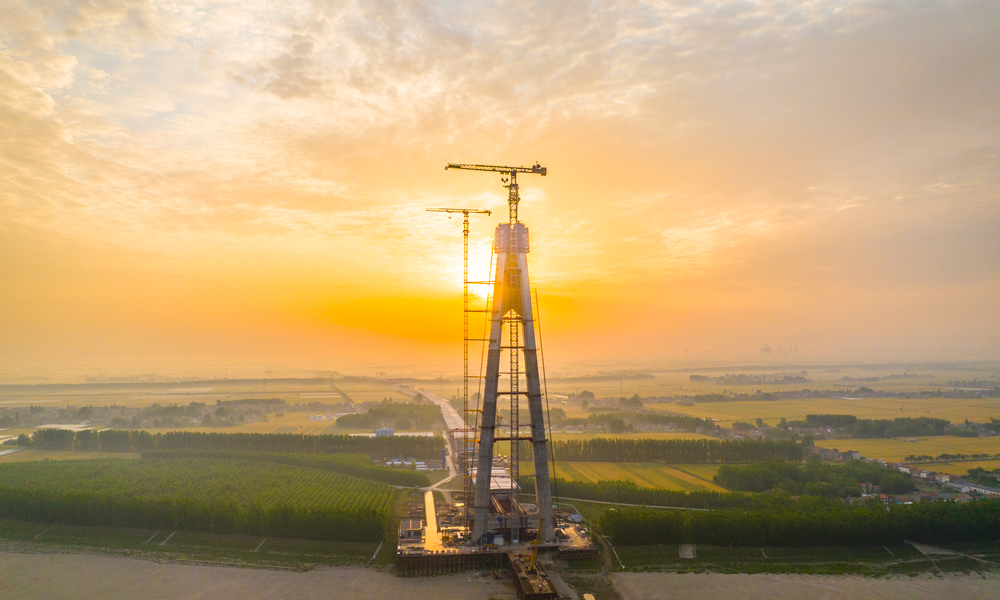 5月6日，由中国铁建大桥局承建的世界最大跨度公路斜拉桥——观音寺长江大桥北岸主塔成功封顶，标志着大桥建设取得突破性进展，为后续主梁及斜拉索施工奠定坚实基础。图为观音寺长江大桥主塔封顶施工现场。　