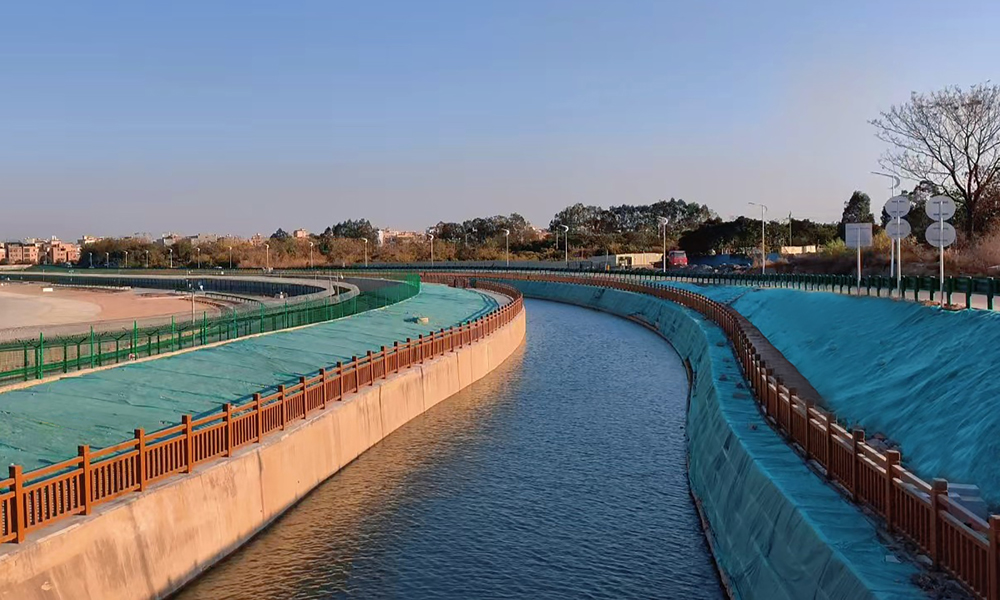 由中国建筑旗下中建一局承建的广州白云机场三期景观河项目，是广州市重点工程，项目位于广东省广州市，是广州白云机场三期配套的防洪排涝景观河，项目充分利用自然排水系统，构建低影响开发雨水系统，并通过海绵城市建设优化地表海绵体，将机场打造成为“小雨不积、大雨不涝、地面洁净、生态美观”的海绵型机场。