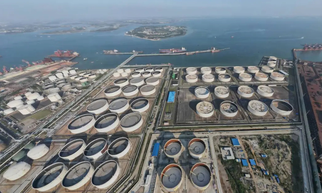 由中国建筑旗下中建三局承建的中航油湛江基地项目一期工程，是广东省重点建设项目，项目位于广东省湛江市霞山区，共17个储罐单体，总库容27.7万立方米，包含原油、成品油、碱液及化学品罐组，消防水设施金属储罐罐体安装工程，助力湛江打造现代化石油石化产品仓储物流服务体系，确保区域能源供应的稳定性和安全性，保障粤琼桂地区和西南地区腹地现代化石油石化产品仓储物流业务发展。