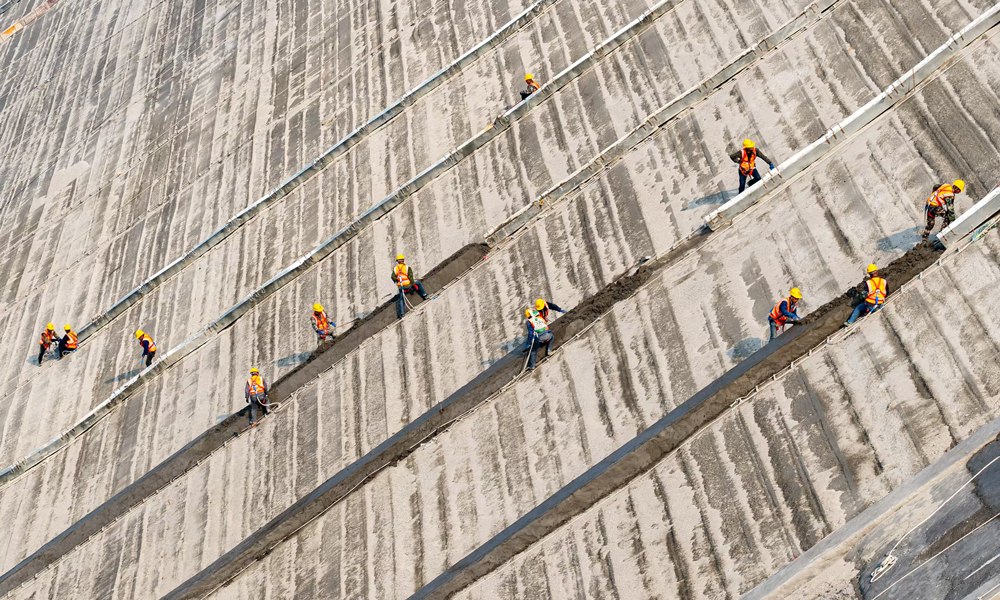 在南宁抽水蓄能电站建设工地上，2300名施工人员同时推进40余项施工任务。该工程将于年底前全面建成投产，其后每年最多可消纳清洁能源21.6亿千瓦时，并给广西电力系统新增240万千瓦的调节能力。
