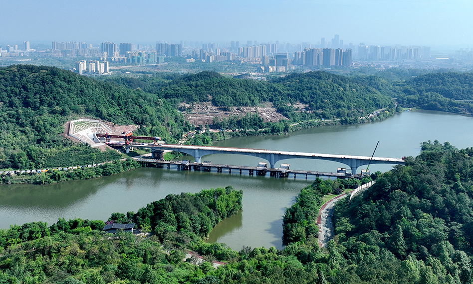 玄天湖双线大桥全长460.561米，位于重庆市铜梁区玄天湖4A级景区内，对施工环水保要求极高。为保护天鹅栖息地及湖区生态，项目团队将跨越湖面的施工栈桥缩至最短路径，减少水中钢管桩27根，承台施工采用锁扣钢管桩围堰，实现主墩施工区与湖水隔离。施工中，项目团队在大桥建设中集成了5项前沿技术和工艺工装，其中连续梁采用我国新一代智能悬臂造桥机施工，较传统工艺降低50%以上高空作业风险、提升15%施工效率。