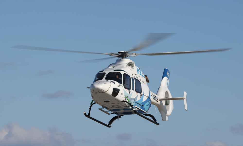 近日，“吉祥鸟”AC332直升机完成空中再起动适航验证试飞，在1500米、4600米、6000米和7000米四个高度下，发动机起动过程的稳定性、可靠性、安全性和自动化程度得到充分验证，直升机飞行安全再添有力保障，试飞最高高度打破AC系列直升机在该领域的试飞高度纪录。