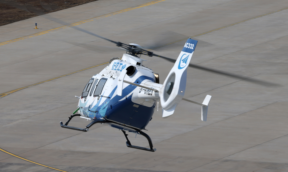 AC332直升机是航空工业集团全新研制的一款双发多用途直升机，在海拔4500米、标准大气+20℃的起降条件下，可实现飞行高度6000米、航程600千米和商载600千克的“三个6”卓越目标。