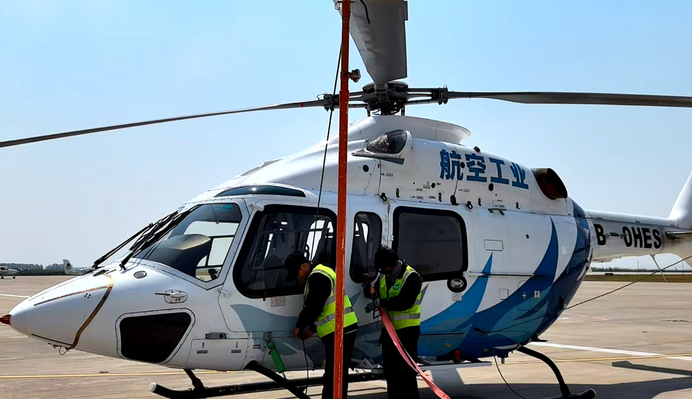 AC332直升机可广泛应用于紧急医疗救护、应急救援、公务执法、高原作业和海上作业等领域。尤其是在高海拔地区可高效完成人员物资运输、搜索救援、医疗救护等多种作业任务，并满足高原地区现有及规划机场间的转运要求。