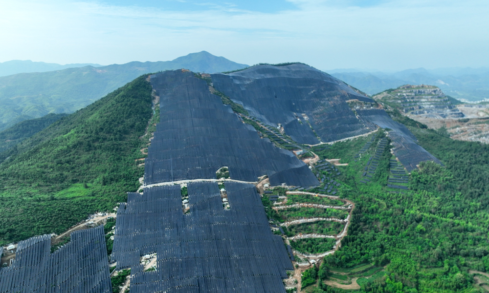 光伏柔性支架是一种大跨度空间结构技术，具有大跨度、高净空、低成本、环境友好等技术优势，能够有效提升土地综合利用效率，适用于山地光伏、农光互补等复杂地形场景。