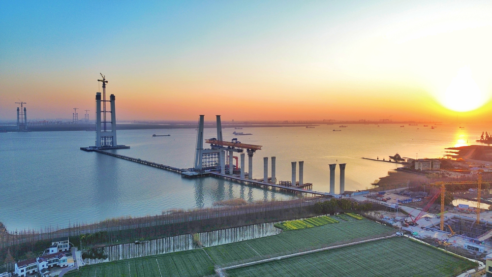 张靖皋长江大桥建成后，将有效提升苏州、泰州和南通三地间的通行效率，对支撑长三角区域一体化战略具有重要意义。