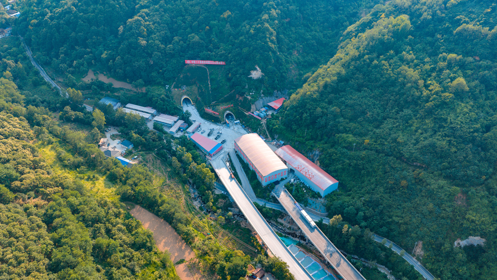 近日，由中国铁建投资集团投资建设，中铁十二局、中铁二十局等单位承建的陕西眉县至太白高速公路全线重点控制性工程——太白山隧道双线贯通。至此，眉太高速公路全线8座隧道全部贯通，这也标志着眉太高速公路全线贯通，为今年全线建成通车奠定了坚实基础。图为眉太高速太白山隧道进口。