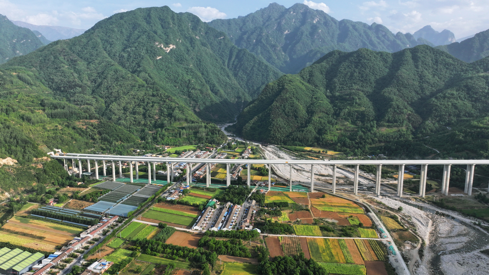 眉太高速公路全长约75公里，建成通车后，对进一步加强关中地区与陕南地区的联系、完善陕西省高速公路网布局、畅通川陕交通大动脉以及促进区域经济高质量发展具有重要意义。图为眉太高速马耳山石头河特大桥。