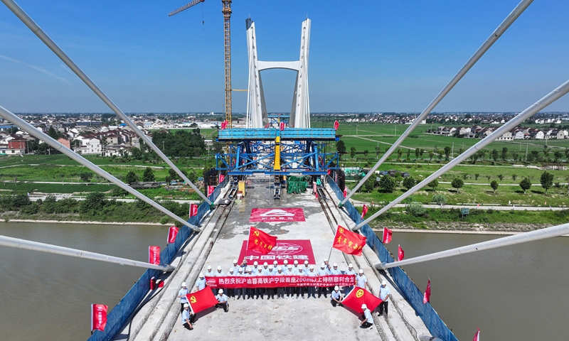 7月1日凌晨，由中国铁建大桥局承建的沪渝蓉高铁通泰扬特大桥跨引江河斜拉桥顺利合龙。沪渝蓉高铁通泰扬特大桥全长172.9公里，跨越江苏南通、泰州、扬州三市。此次合龙的跨引江河斜拉桥全长522.3米，主跨220米，是沪渝蓉高铁沪宁段首个实现合龙的斜拉桥。作为全线关键控制性节点工程，该桥的顺利合龙为沪渝蓉高铁通泰扬特大桥后续铺轨及全线贯通创造了有利条件。新华社记者 季春鹏 摄
