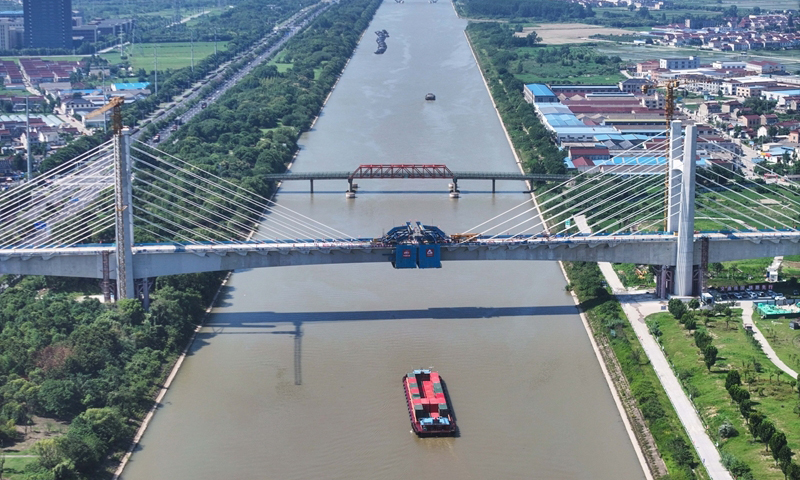 7月1日拍摄的沪渝蓉高铁通泰扬特大桥跨引江河斜拉桥（无人机照片）。新华社记者 季春鹏 摄