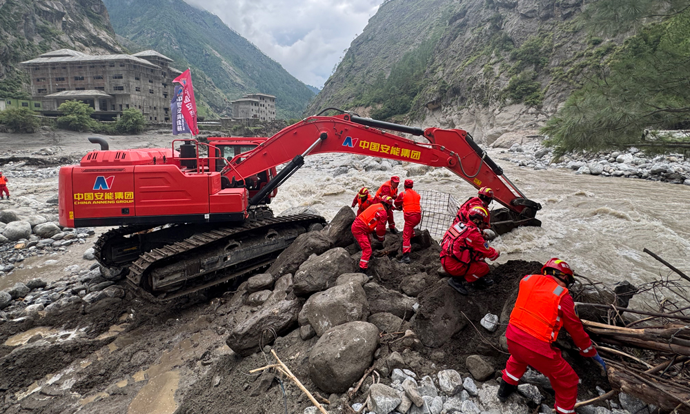 7月8日10 时，中国安能调派第三工程局从成都、林芝、拉萨三地抽组96名救援队员携带48台（套）专业装备组建救援分队，多路力量星夜兼程向吉隆口岸挺进。 面对山洪湍急、作业空间狭小等困难，现场指挥组与专家组研判后，创新采用“因地制宜、双戗进占、涵管分流、挖翻并举”的战法——搭建涵管立堵结构分流主河道水量，依托双反铲设备协同作业实现安全跨江与同步疏浚。