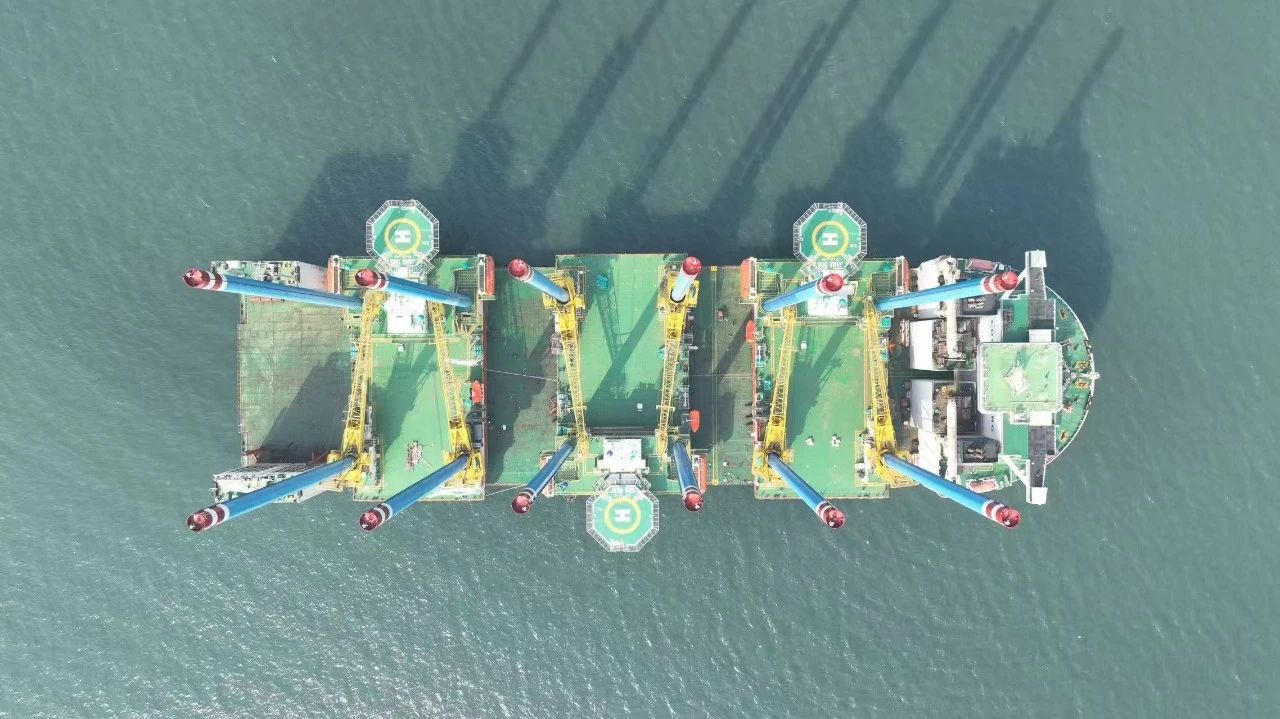 “新光华”轮此次承运的三个平台，单个重量近8000吨，单腿长达108米，货物重心控制要求极高。“新光华”轮凭借卓越的装备性能与智能运输方案，精准应对货物特殊参数要求，在短时间内完成平台潜装，并结合实时海况动态优化航线，在严守安全准则的前提下大幅缩短运输周期。