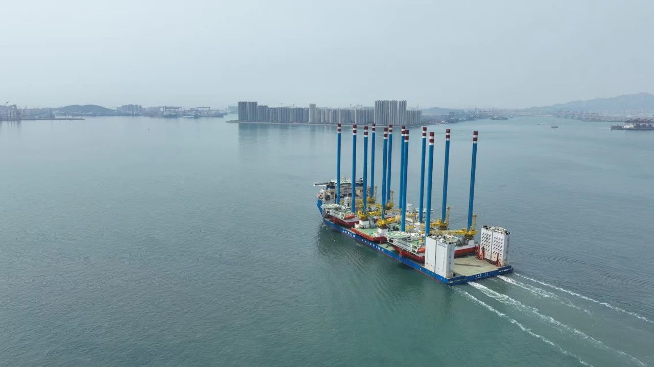 近日拍摄的中远海运特运10万吨半潜船“新光华”轮。