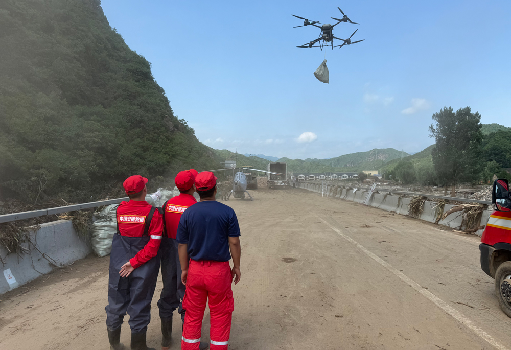 7月27日，怀柔区琉璃庙镇因暴雨导致多处道路中断，村庄成为“孤岛”，群众基本生活物资紧缺，情况紧急。受北京市突发事件应急委员会调度，中国安能紧急调派无人机分队，携带大型载重无人机（载重260公斤）、中型载重无人机（载重40公斤），于28日7时提前抵达救援现场，迅速展开空中物资投送任务。在复杂的山地环境中，中国安能充分发挥先进适用救援装备优势，精准定位21个投送点，累计投送食品、饮用水、药品等应急物资数百公斤，有效缓解群众燃眉之急，为后续地面救援争取宝贵时间。 