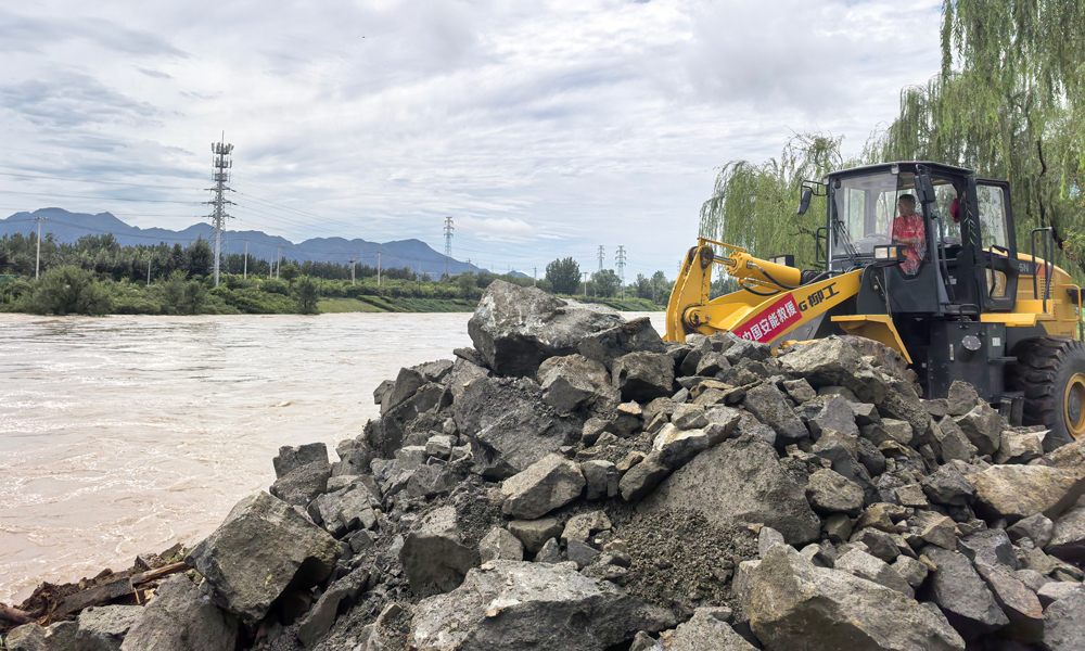 七月下旬，华北地区持续遭遇强降雨侵袭，北京等地连日发布暴雨、洪水红色预警，山洪、泥石流、山体滑坡等次生灾害频发。中国安能迅速响应，组织专业应急力量，全力开展救援。