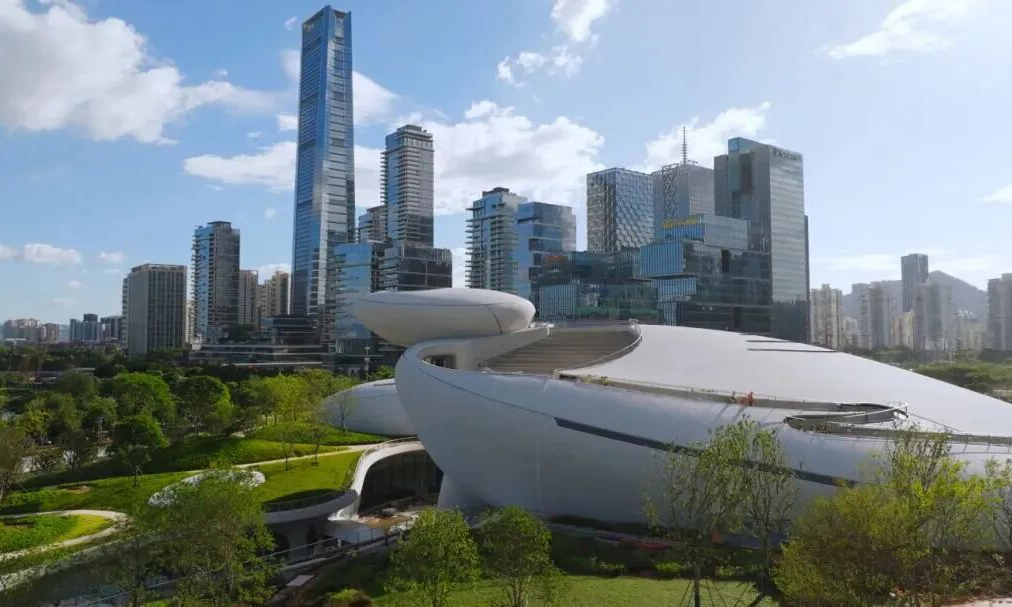 深圳湾文化广场的“原石”建筑群，暗藏诸多国内罕见的建造难题。自由曲面混凝土结构面积近4万平方米，规模为国内之最；27米超高展厅采用异形曲面结构，连续无缝剪力墙最长达156米，如此大体量的异形曲面建筑，在国内尚属首例。