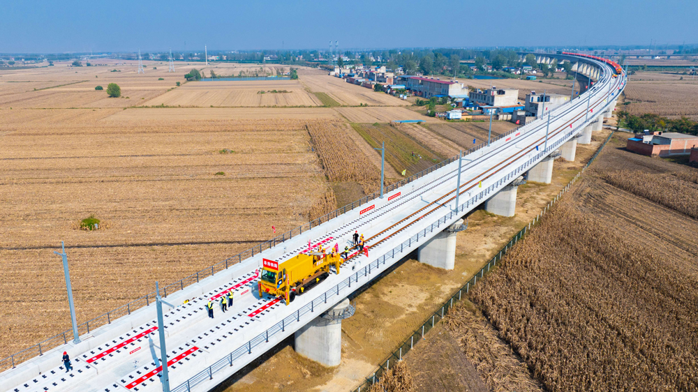 近日，伴随着一对500米长钢轨平稳铺设在无砟轨道上，阜淮铁路全线铺轨正式启动。项目建设进入全新阶段，为后续如期验收开通奠定基础。