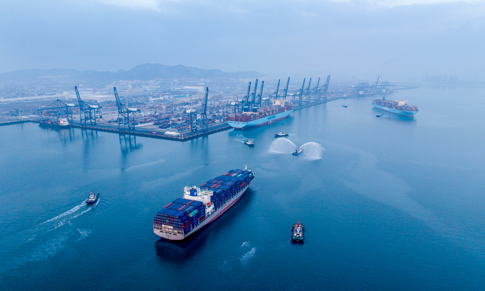 “十四五”期间，招商局集团旗下辽港集团围绕打造集装箱枢纽港，先后开通54条集装箱航线，航线总数达180条，航线网络遍布全球160多个国家。图为大连集装箱码头。