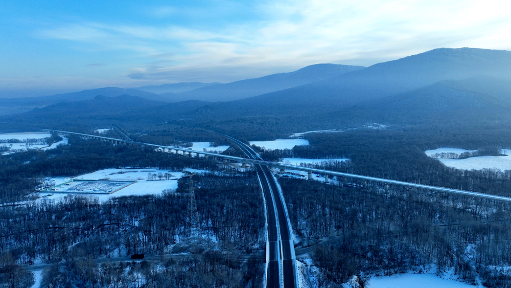 近日，中国中铁旗下中铁四局参建的“十四五”重点工程哈伊高铁全线铺轨贯通，为后续联调联试奠定基础。