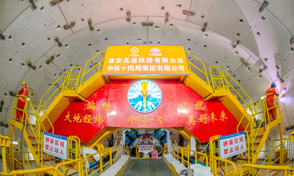 津潍高铁起自天津枢纽滨海站，终至济青高铁潍坊北站，正线长度348.9公里，共设车站10座，设计时速350公里。津沽海河隧道盾构段全长约6.5公里，是津潍高铁全线唯一隧道，也是海河上第一条高铁隧道，被誉为“千里海河高铁第一隧”。隧道起自天津枢纽滨海站附近，采用国产超大直径泥水平衡盾构机“津城一号”掘进施工，最大开挖直径达13.8米。图为施工现场。