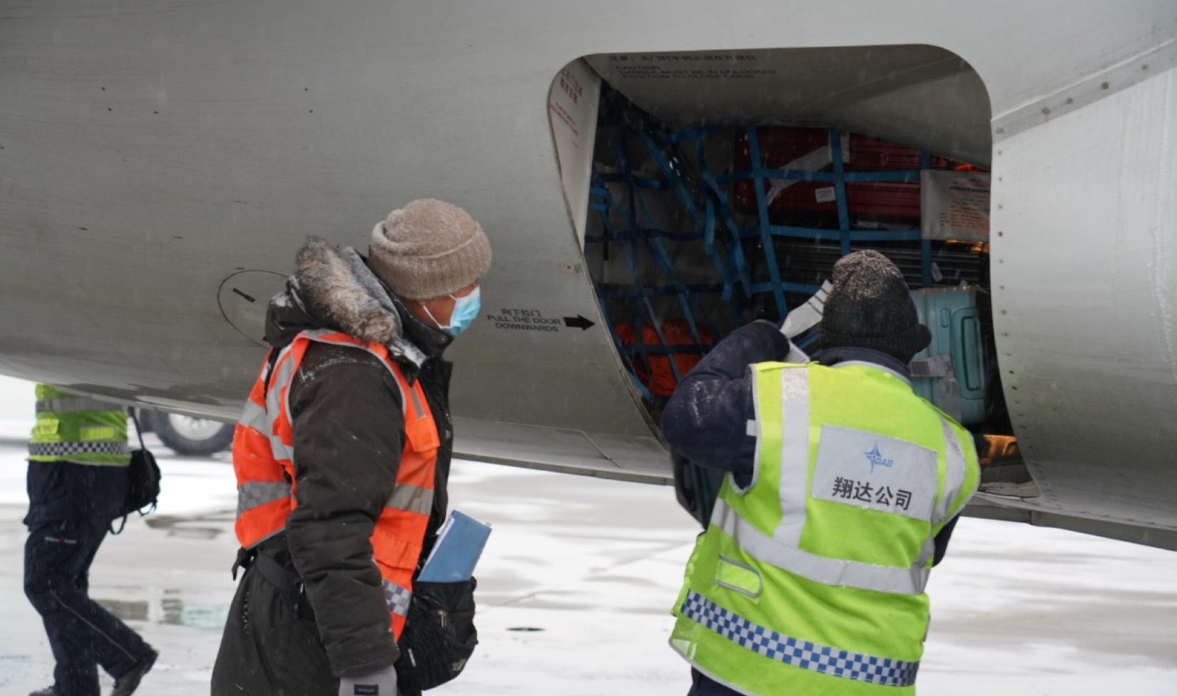 在内蒙古呼和浩特白塔国际机场，中航集团工作人员做好行李监装监卸工作。