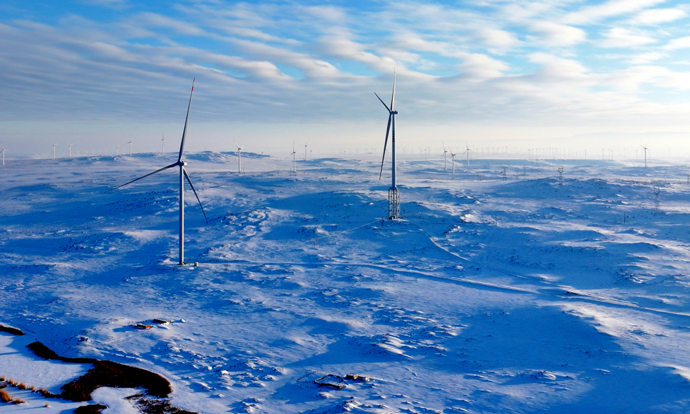 12 月25日，东方电气集团布尔津100万千瓦风电项目成功并网。该项目位于新疆阿勒泰地区布尔津县，装机容量达100万千瓦，共安装103台东方电气自主研制的大容量风电机组，其中包括85台10 兆瓦风机、18台8.35 兆瓦风机。项目创新应用160米桁架塔技术，为低风速、高风切变区域的风能开发储备了关键技术。